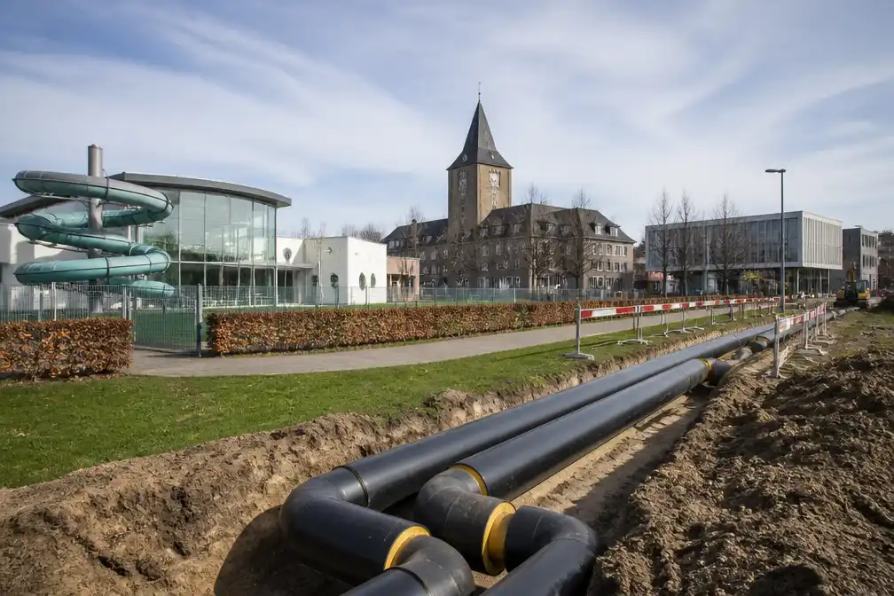 Geel bouwt warmtenet: start bij zwembad in 2026, stadsgebouwen volgen in 2028