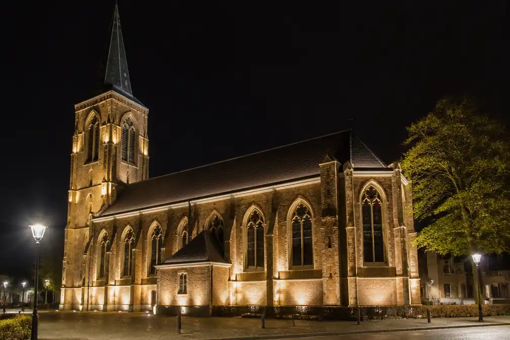 Nieuwe verlichting zet gerestaureerde Sint-Corneliuskerk in Aalter in de spotlights