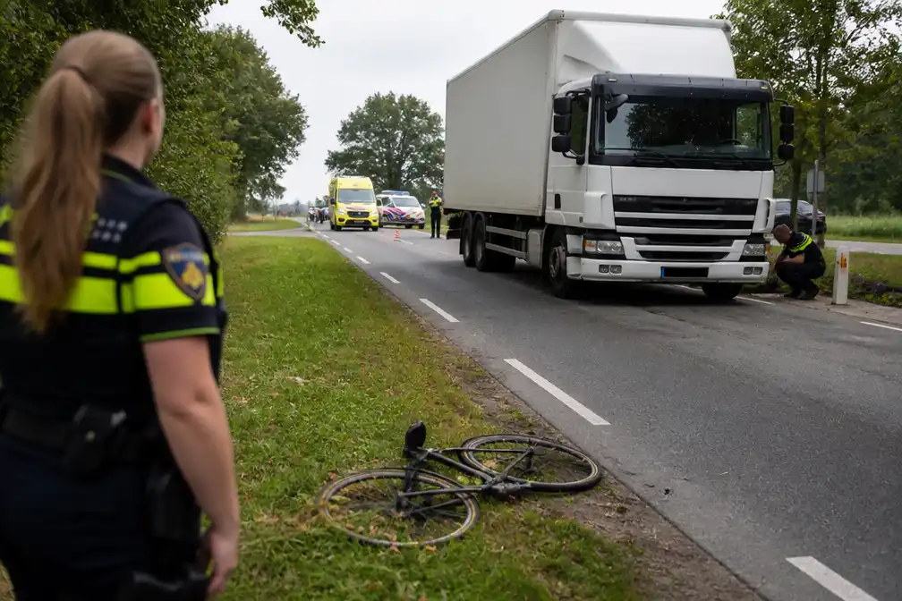 Fietser overleden na botsing met vrachtauto in Huissen; bestuurder meldt zich later