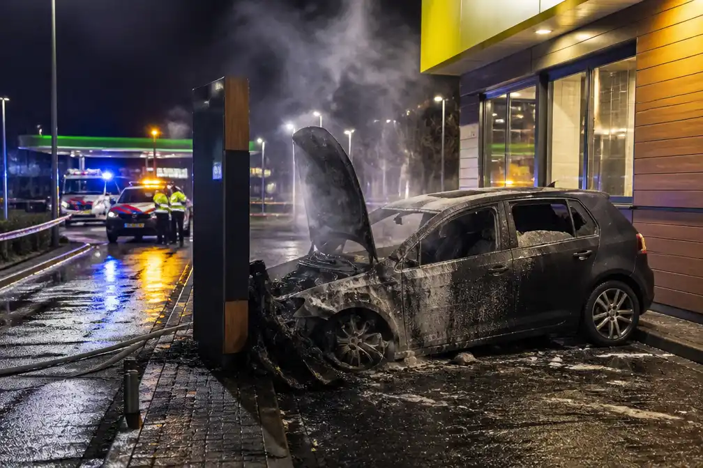 Achtervolging vanuit Eindhoven met 250 km/u eindigt in crash bij McDrive in Udenhout