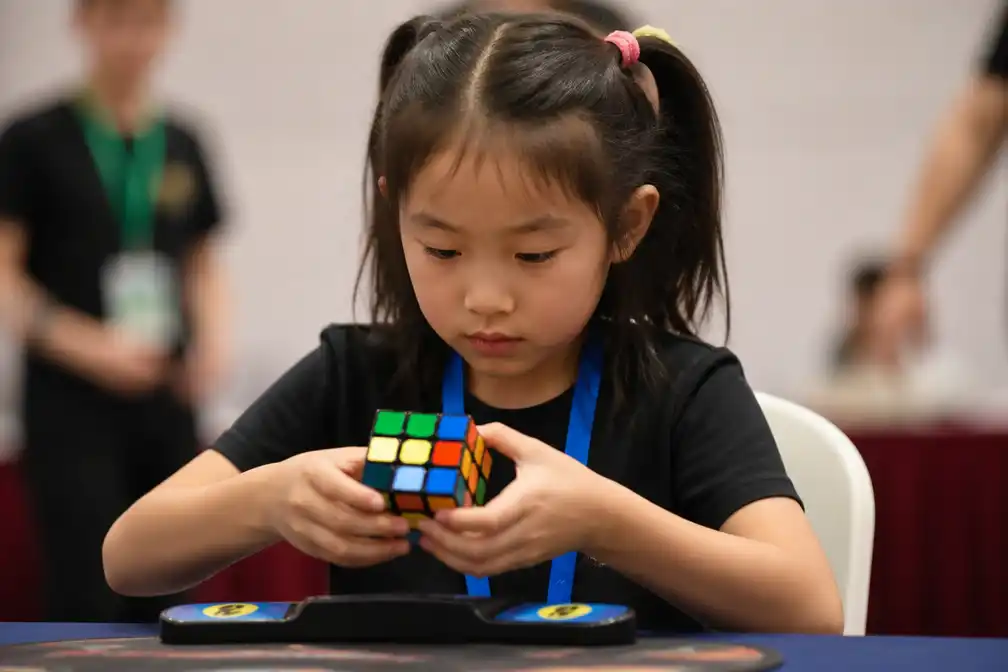 Zesjarige Lian Yunzhi verbreekt in drie dagen twee keer wereldrecord Rubiks kubus