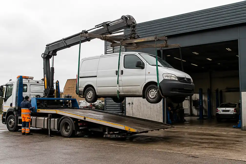 Lichaam gevonden in getakelde bestelwagen bij garage in Assenede