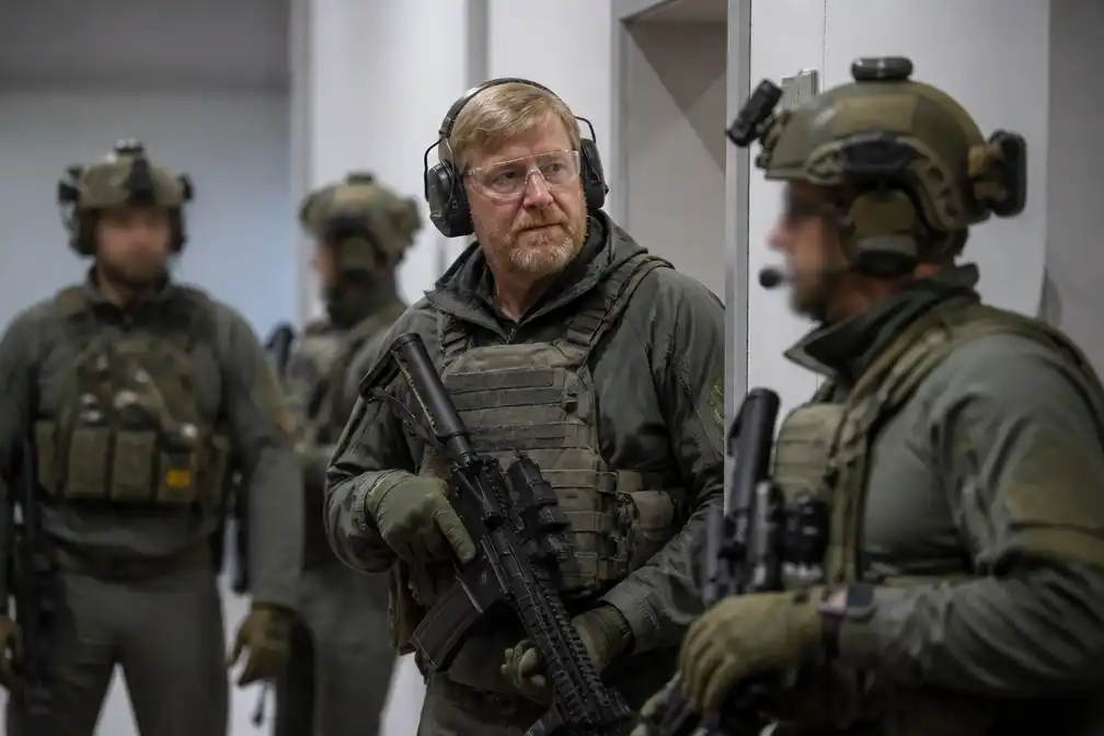Koning Willem-Alexander doet mee aan oefening speciale eenheid marechaussee