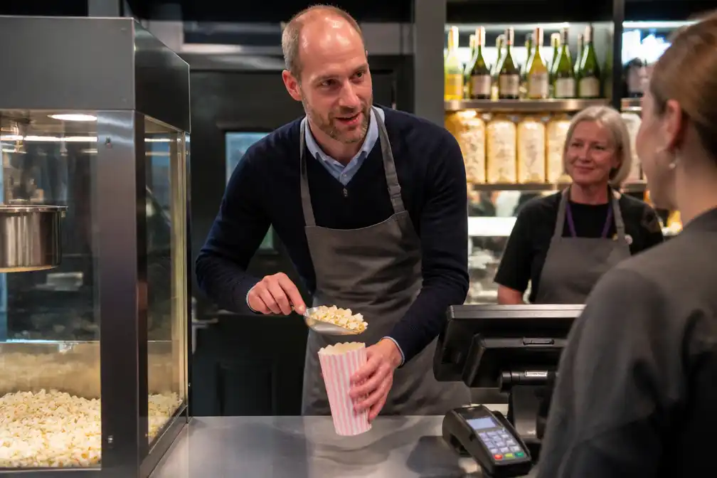 Prins William serveert popcorn in buurttheater in Londen