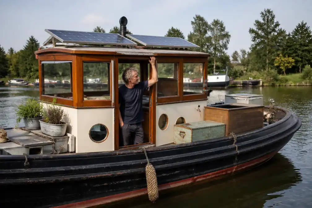 Bart (60) bouwt 100 jaar oude sleper om tot tiny boat ter ere van overleden vader Louis