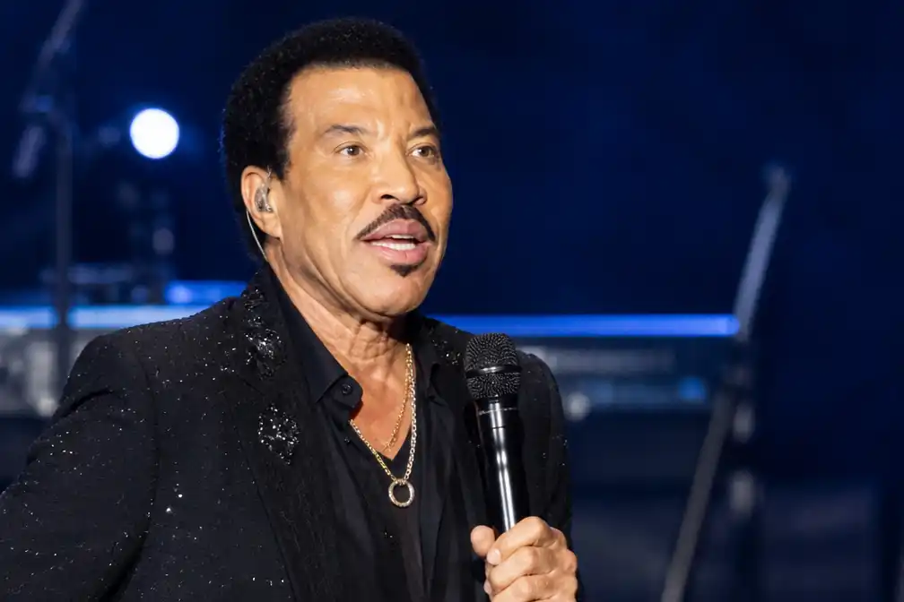 Lionel Richie (77) in ziekenhuis behandeld voor hartritmestoornis, concerten geschrapt