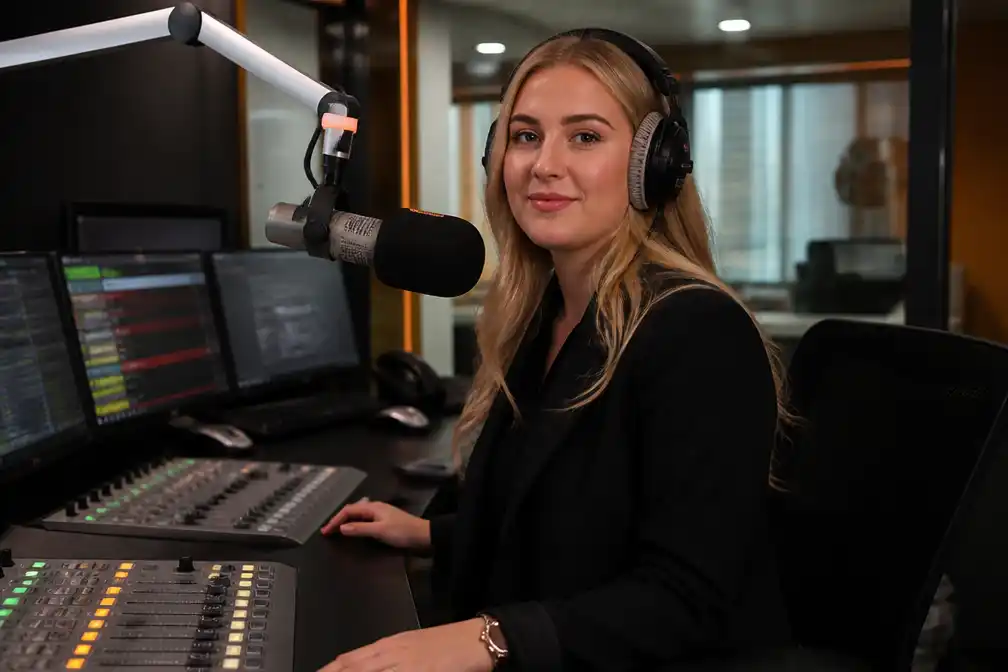 Radio-dj Jeske van Trigt krijgt vast programma op 100% NL
