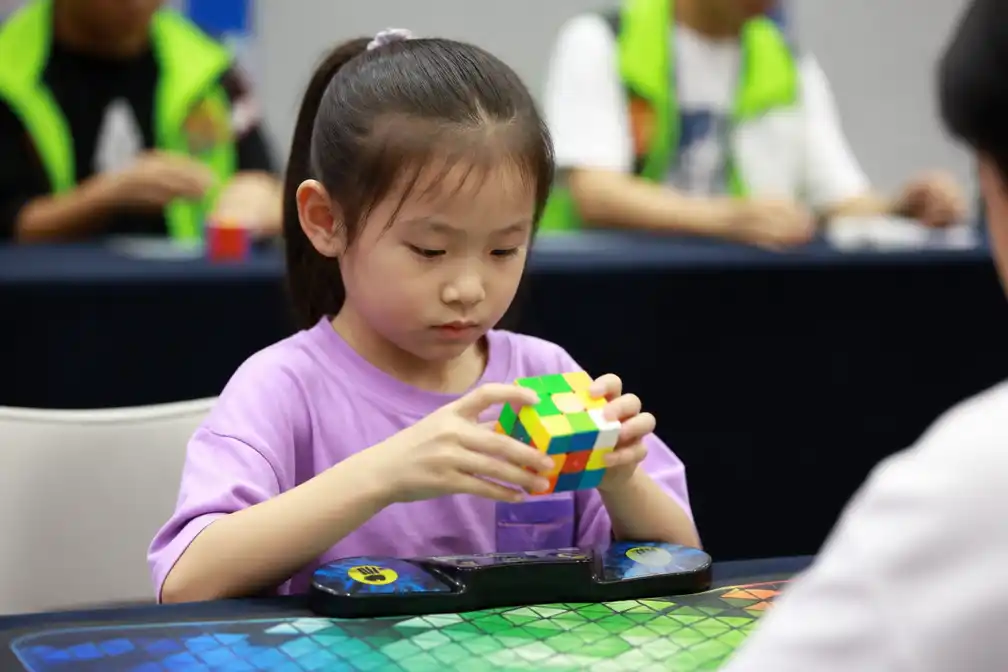 Zesjarige Lian Yunzhi verbreekt twee keer vrouwenwereldrecord 3x3-Rubikskubus in drie dagen