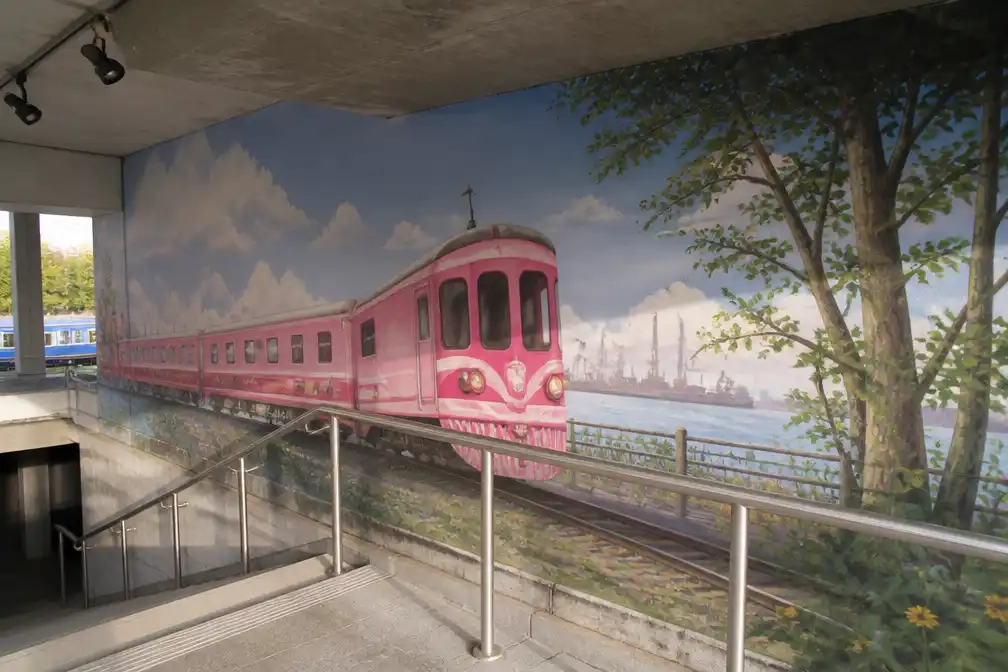 Nostalgische muurschildering blaast Sint-Anna Express nieuw leven in op station Antwerpen-Linkeroever