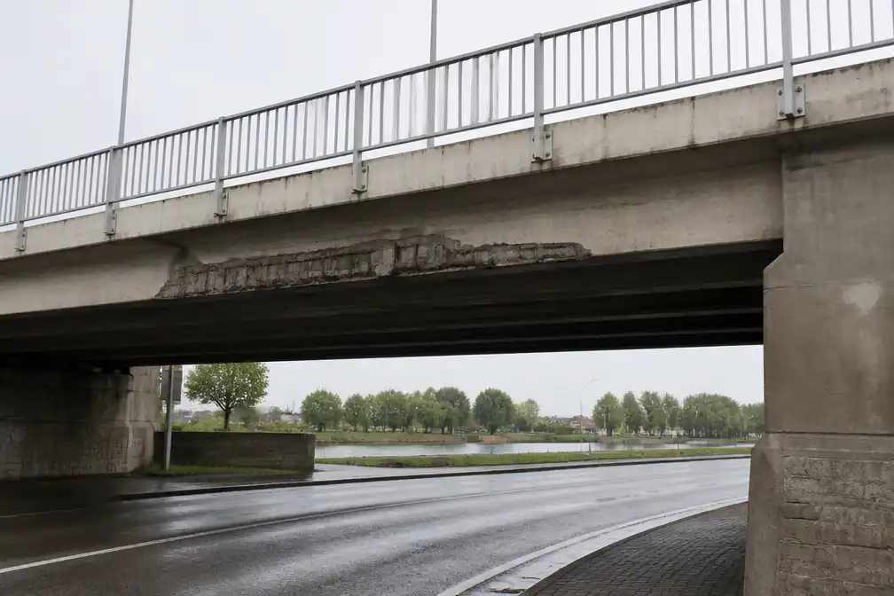 Beneluxbrug in Stasegem dicht na aanrijding vrachtwagen; stabiliteit brugdek onderzocht