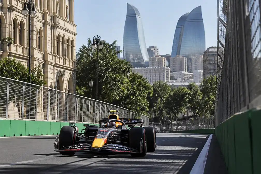 Verstappen tweede in rommelige eerste training Bakoe, Russell snelste