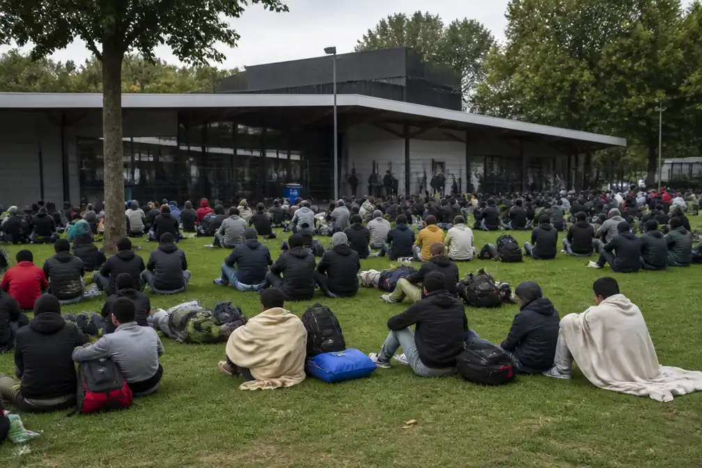 Tientallen asielzoekers op grasveld Ter Apel, dag- en nachtopvang vol