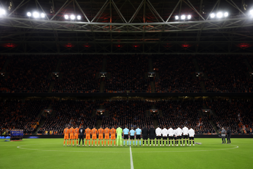 Johan Cruijff ArenA eert Bartina Koeman met minuut stilte voor Nederland-Duitsland