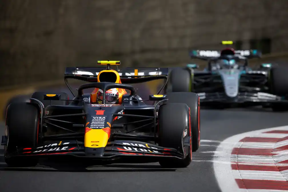 Verstappen jaagt op Mercedes in laatste vrije training in Bakoe