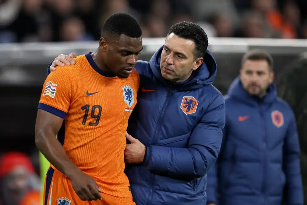 Xavi roept Joshua Zirkzee op als vervanger van geblesseerde Brian Brobbey