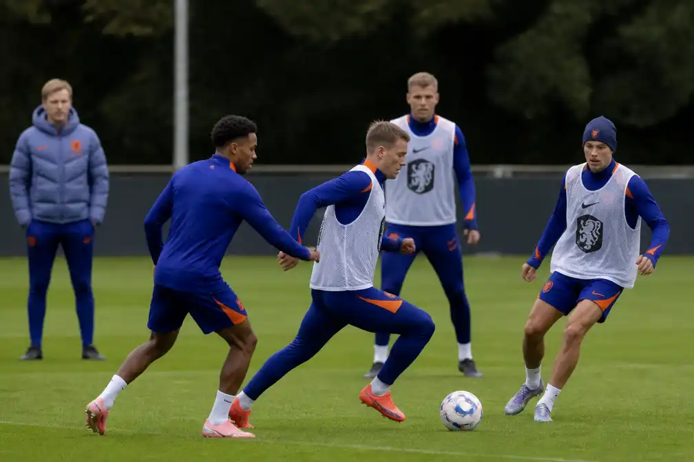 Oranje traint met invallers en reserves, Poolse scheidsrechter voor uitduel met Servië