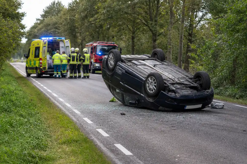 Eén gewonde nadat auto over de kop slaat in Bree