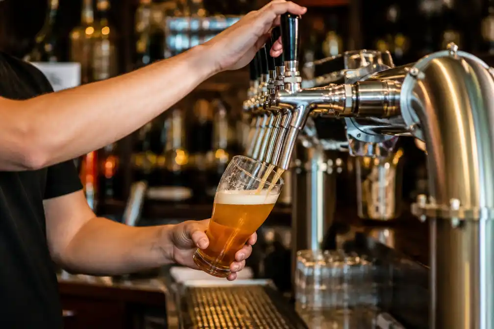AB InBev eist bijna 28.000 euro van net heropend Tilburgs café Le Clochard