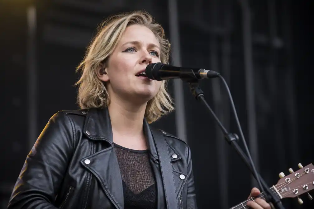 Zangeres Lisa Vol van Ogene houdt fans spiegel voor over afgenomen homoacceptatie