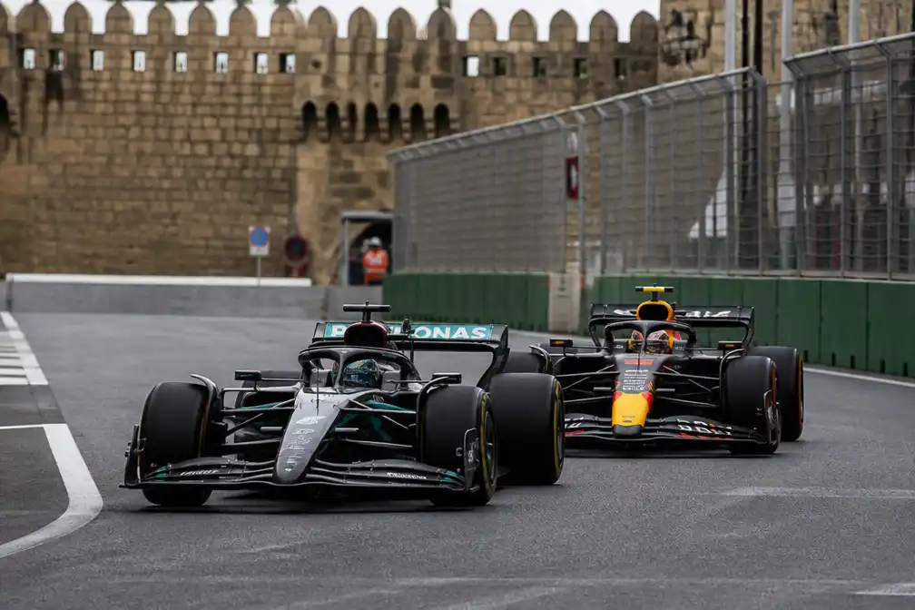 Verstappen grijpt naast eerste seizoenszege in Bakoe na duel met Russell