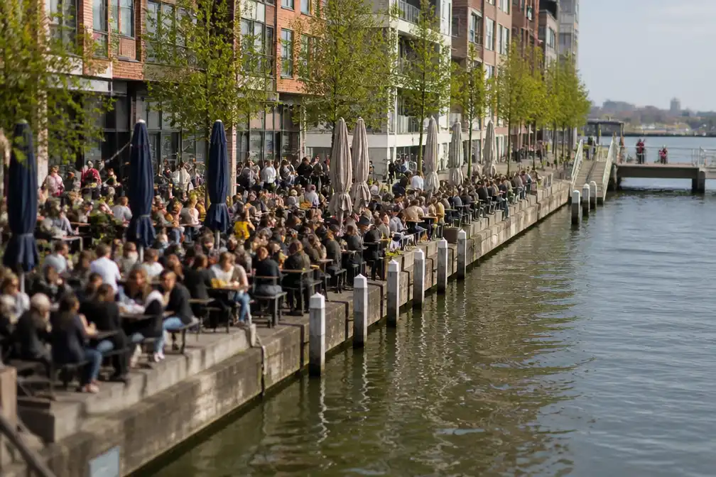 Nieuwe beelden tonen verdachte schietpartij Amsterdam-Noord die wapen in water gooit
