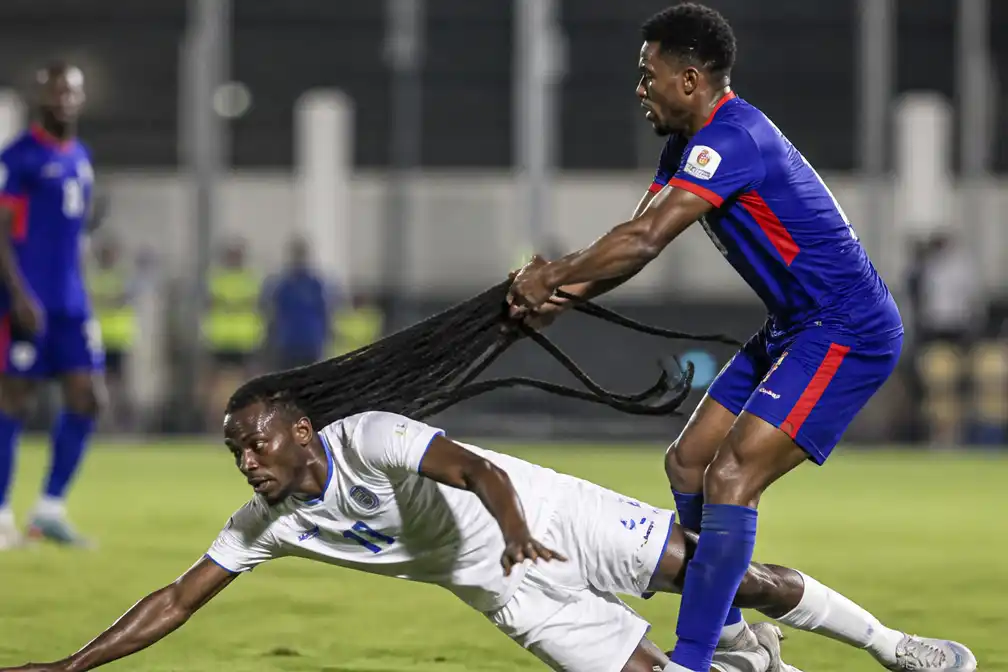 International Aedan Scipio van Anguilla aan dreadlocks naar de grond getrokken