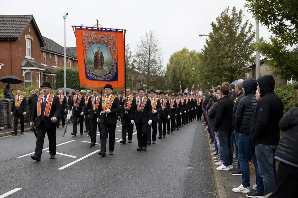 Orange Order marcheert na bijna 30 jaar weer door Garvaghy Road na uitspraak rechter