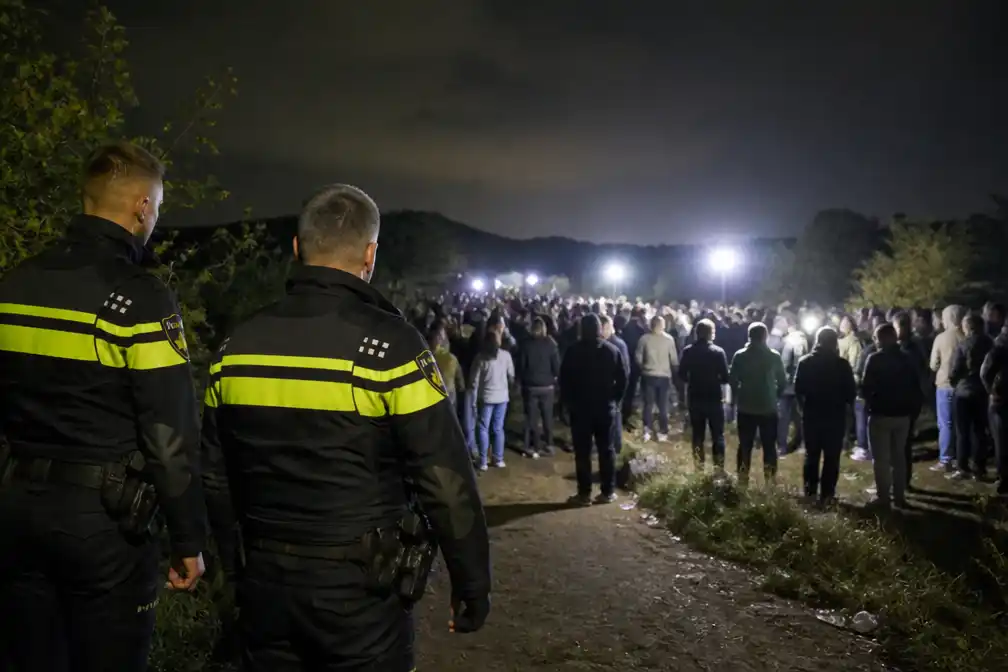 Politie beëindigt illegale rave in Schoorlse Duinen met honderden bezoekers