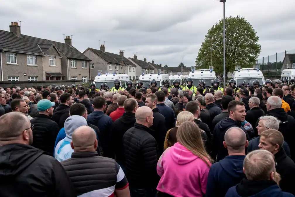 Omstreden Drumcree-mars voor het eerst in 28 jaar toegestaan, groot protest in Portadown