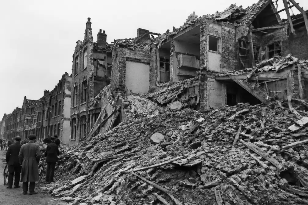 Alie Henkelmann (94) vertelt schoolkinderen over bombardement Bezuidenhout van 3 maart 1945