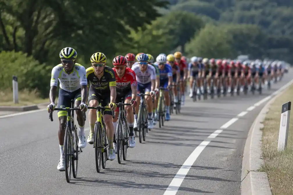 Girmay en Leknessund in ruime kopgroep, Segaert bepaalt mee tempo in peloton