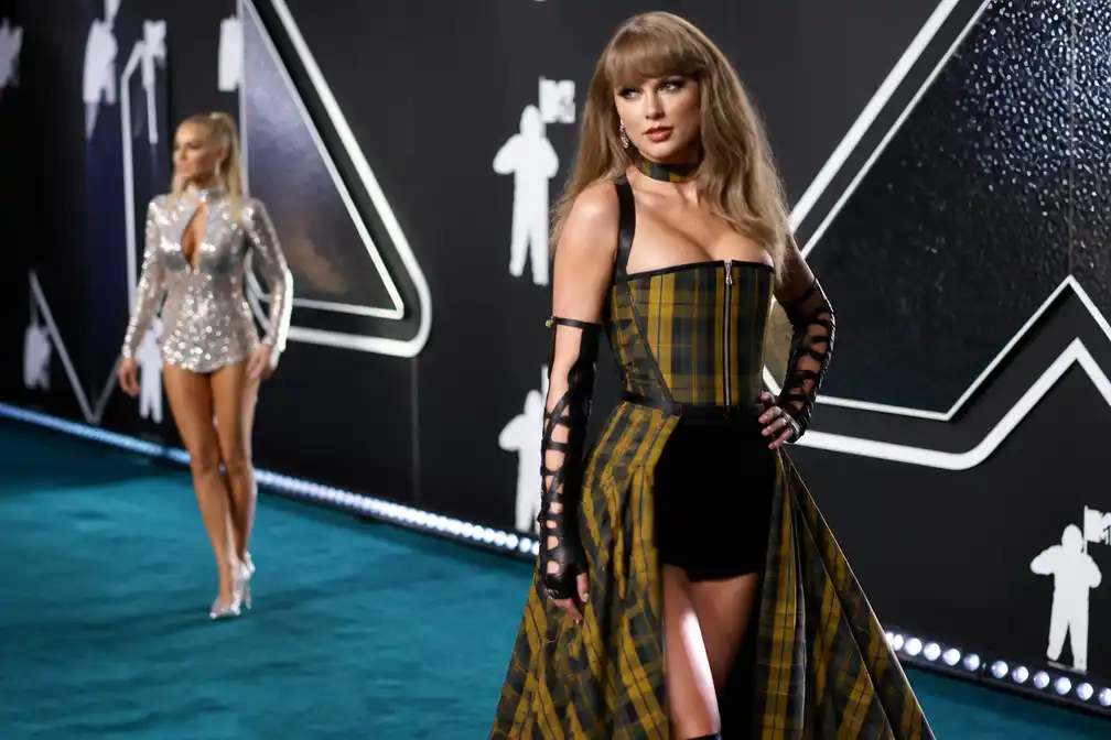 MTV VMA's 2026: Taylor Swift en Paris Hilton vallen op met hun looks in Los Angeles