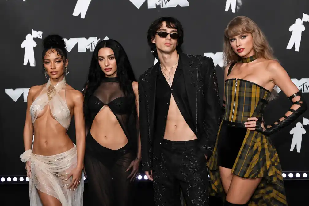 Blote buiken domineren rode loper van MTV VMA's, Taylor Swift toont korter kapsel