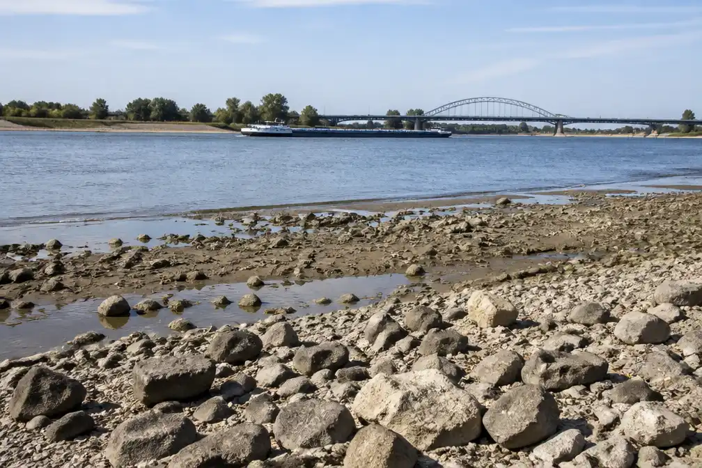 Nederrijn op recordlaagte, waterpeil daalt verder