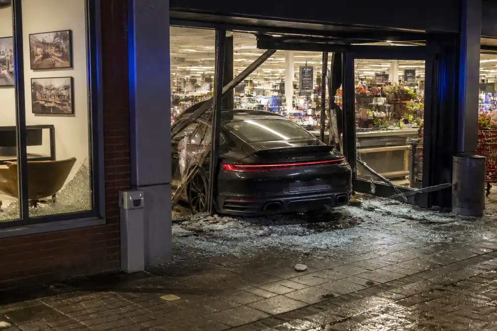 Porsche rijdt supermarkt in Avelgem binnen; bestuurder vlucht, gewonde passagier achter