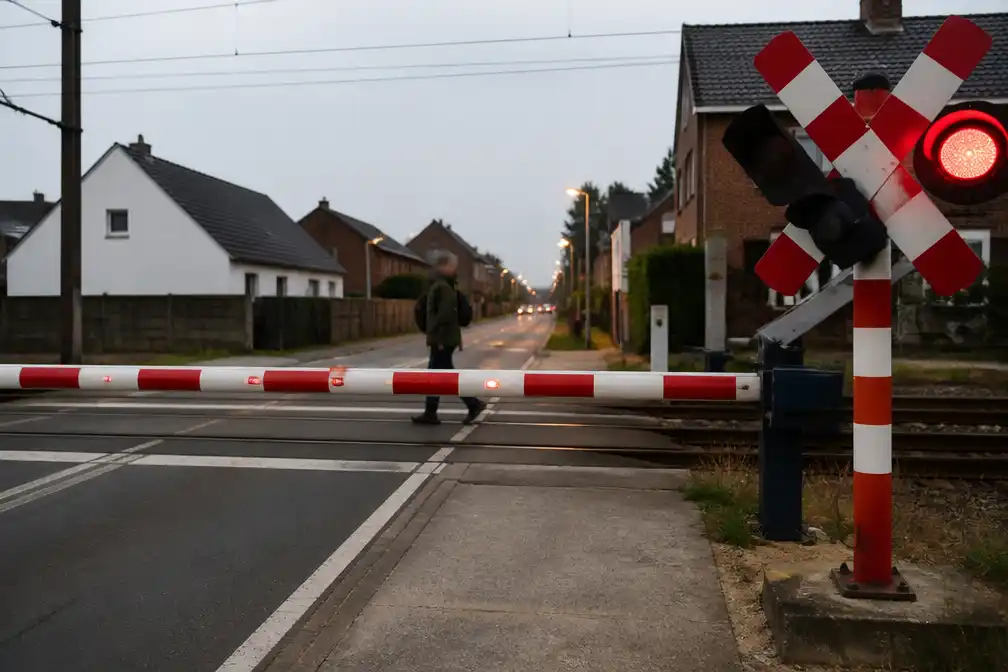 Voetganger steekt spoor over bij gesloten slagbomen in Haaltert, Infrabel noemt het levensgevaarlijk