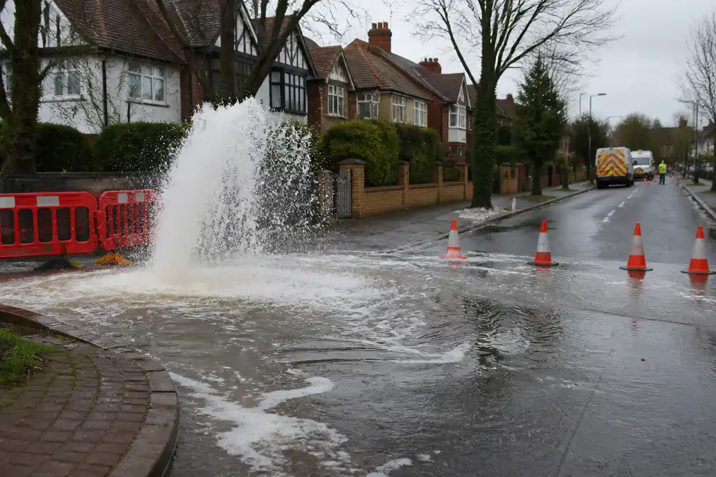 Gebarsten waterleiding Thames Water treft duizenden huishoudens in Londen en Surrey