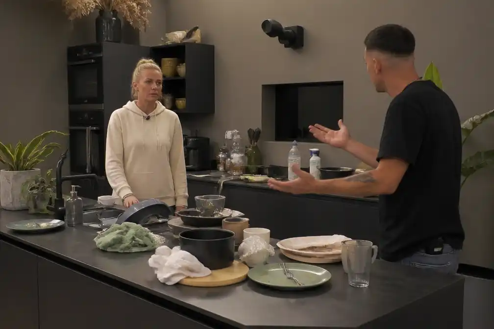 Delano spreekt Yvonne aan op rommel in de keuken bij De Bondgenoten