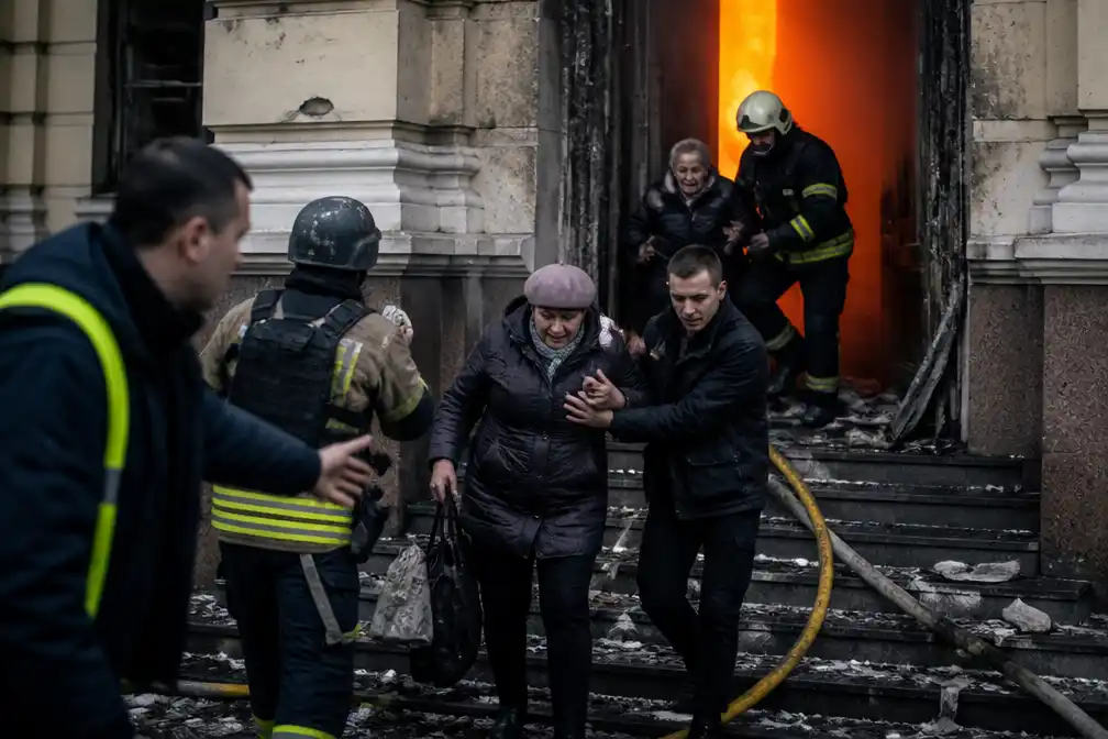 Russische drone treft universiteitsgebouw in centrum Kyiv, mensen gered uit brand