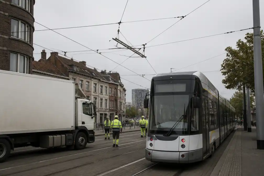 Vrachtwagen beschadigt bovenleiding aan Ommeganckstraat, tram 11 urenlang stil