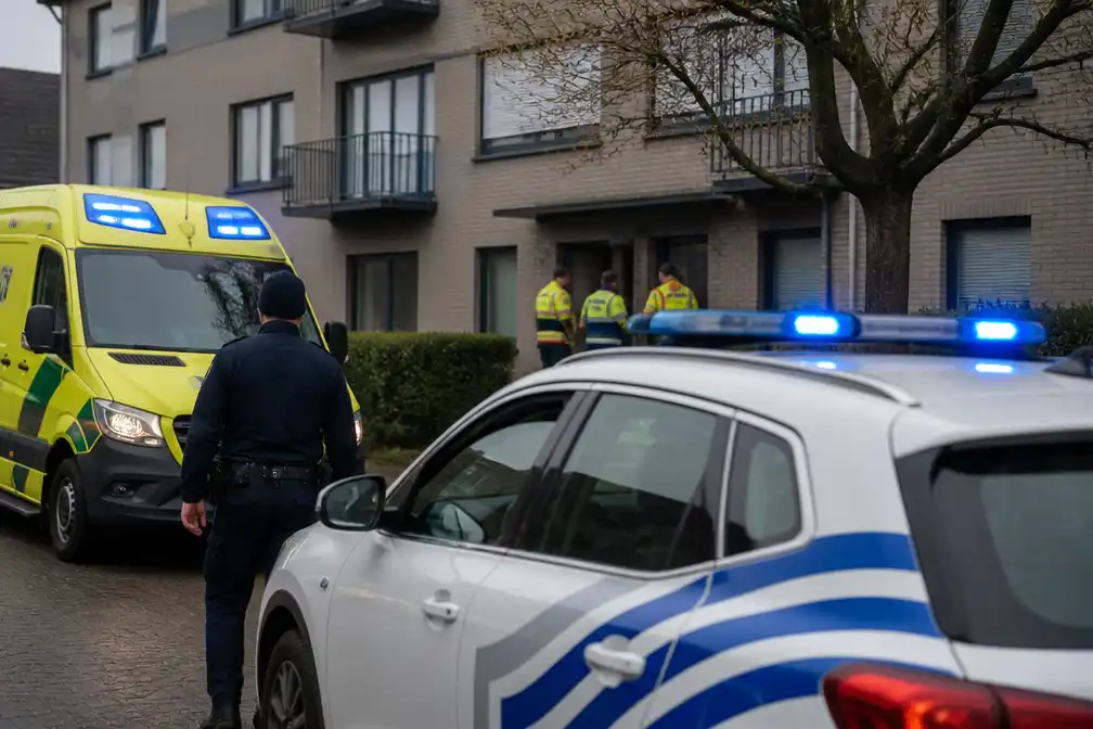Tiener (17) belt hulpdiensten nadat hij moeder (51) en zus (20) met bijl doodde