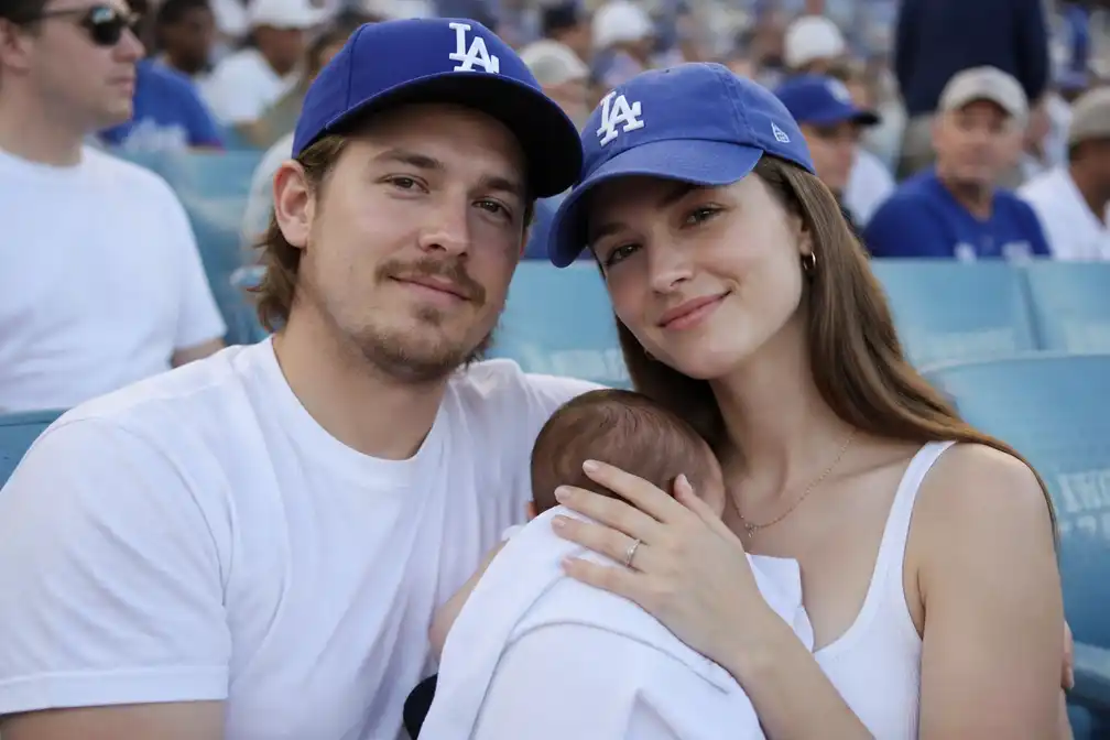 Dylan Sprouse en Barbara Palvin verwelkomen eerste kind, een dochter
