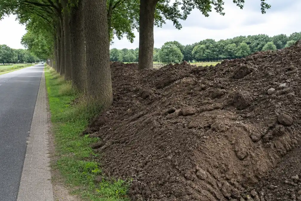 Bewoner Zuidwolde meldt grote grondstorting aan Slagenweg