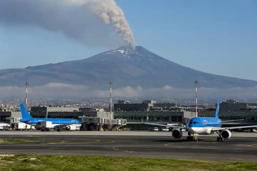 Vliegveld Catania hervat vluchten na verlaagde dreiging van vulkaan Etna