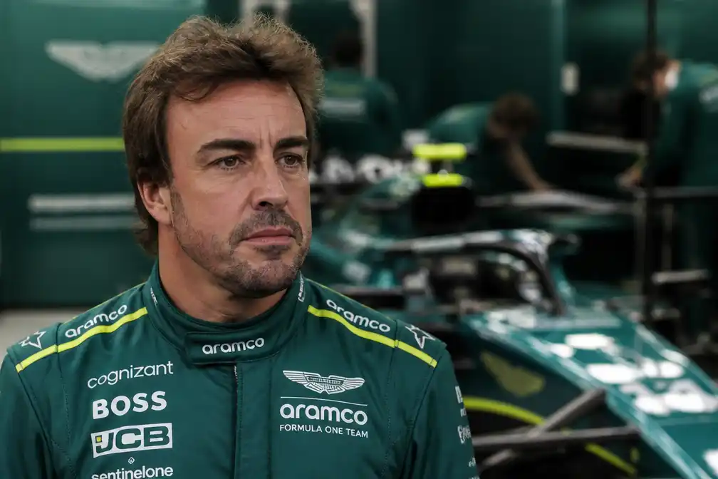 Fernando Alonso (45) verlengt bij Aston Martin en rijdt ook in 2027 in de Formule 1
