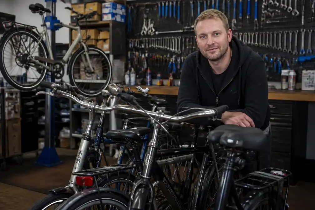 Fietsenmaker Damien uit Hoogezand vindt vier van negen gestolen fietsen terug