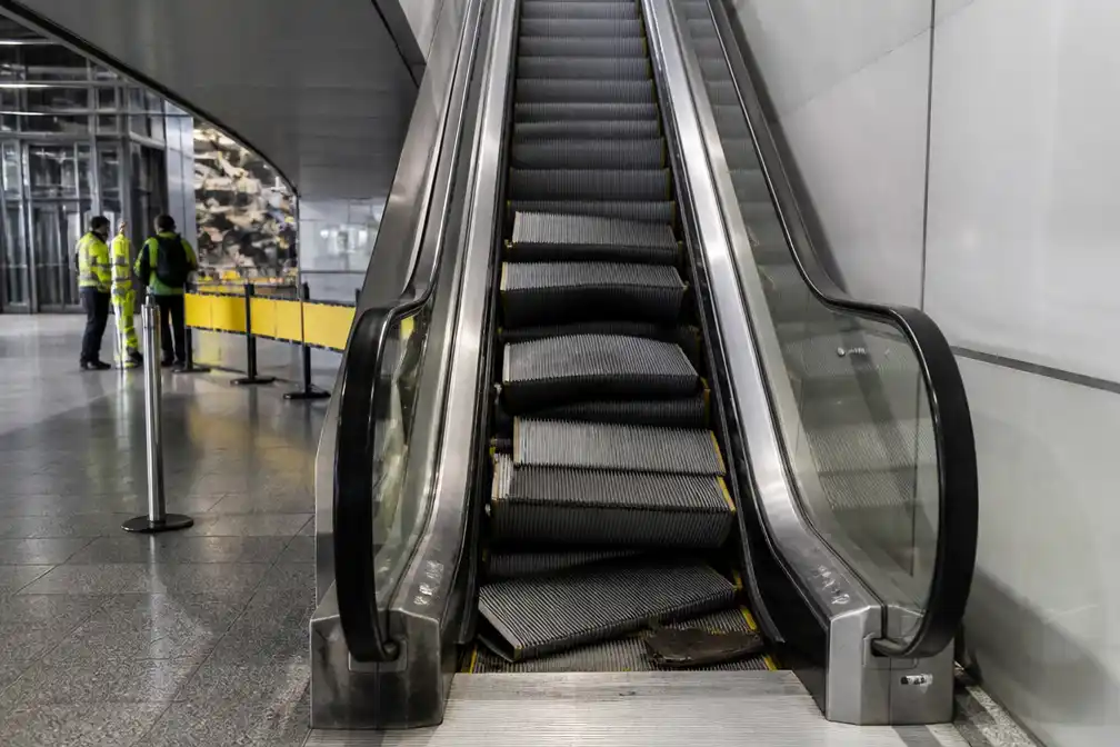Roltrap in station Gent-Sint-Pieters begeeft het: treden komen los, niemand gewond
