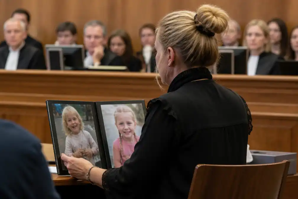 Moeder van Maud en Ona toont fotoboek aan assisenjury in proces over kindermoord Waardamme