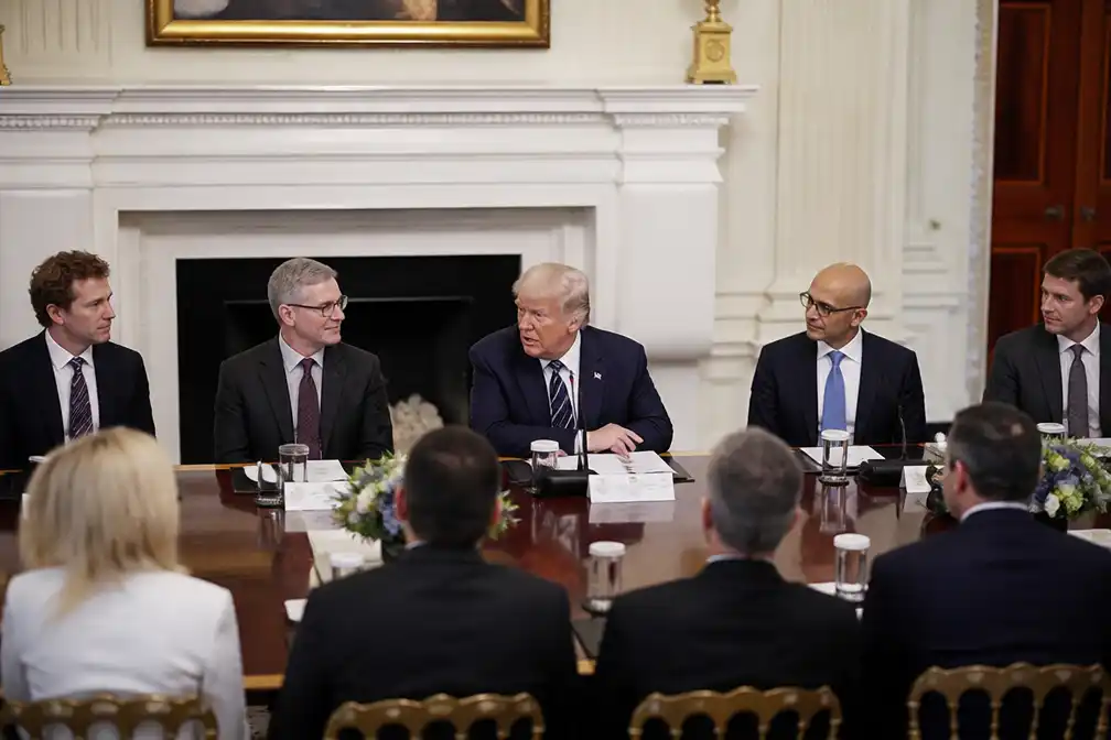 Trump kondigt 'moreel bindende' AI-afspraak aan die techleiders ondertekenden