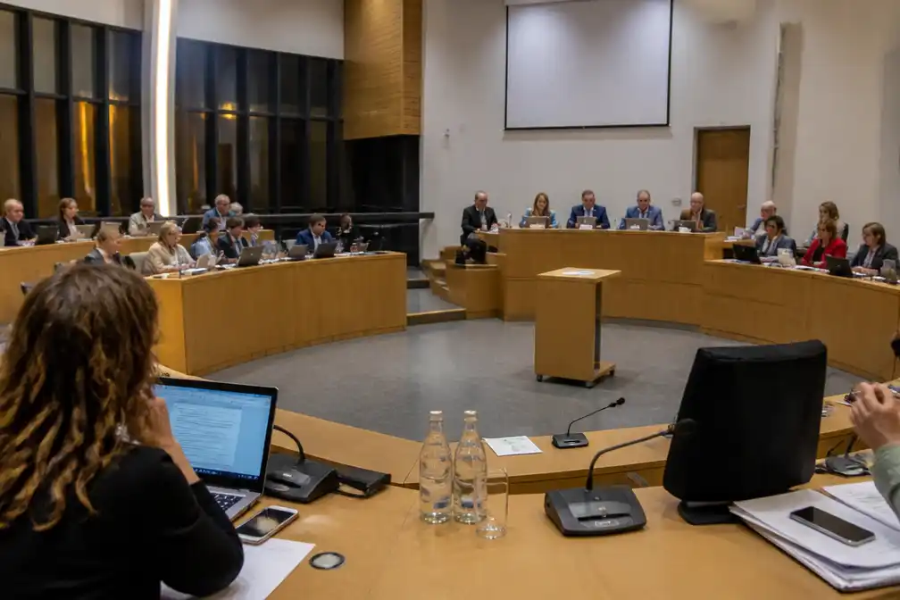 Gemeenteraad Vilvoorde na middernacht stopgezet, oppositie hekelt ingekort debat
